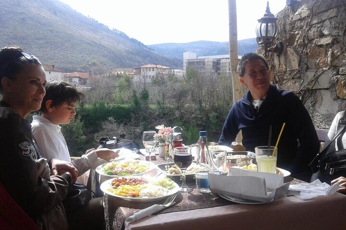 un grupo de personas sentadas en una mesa con comida