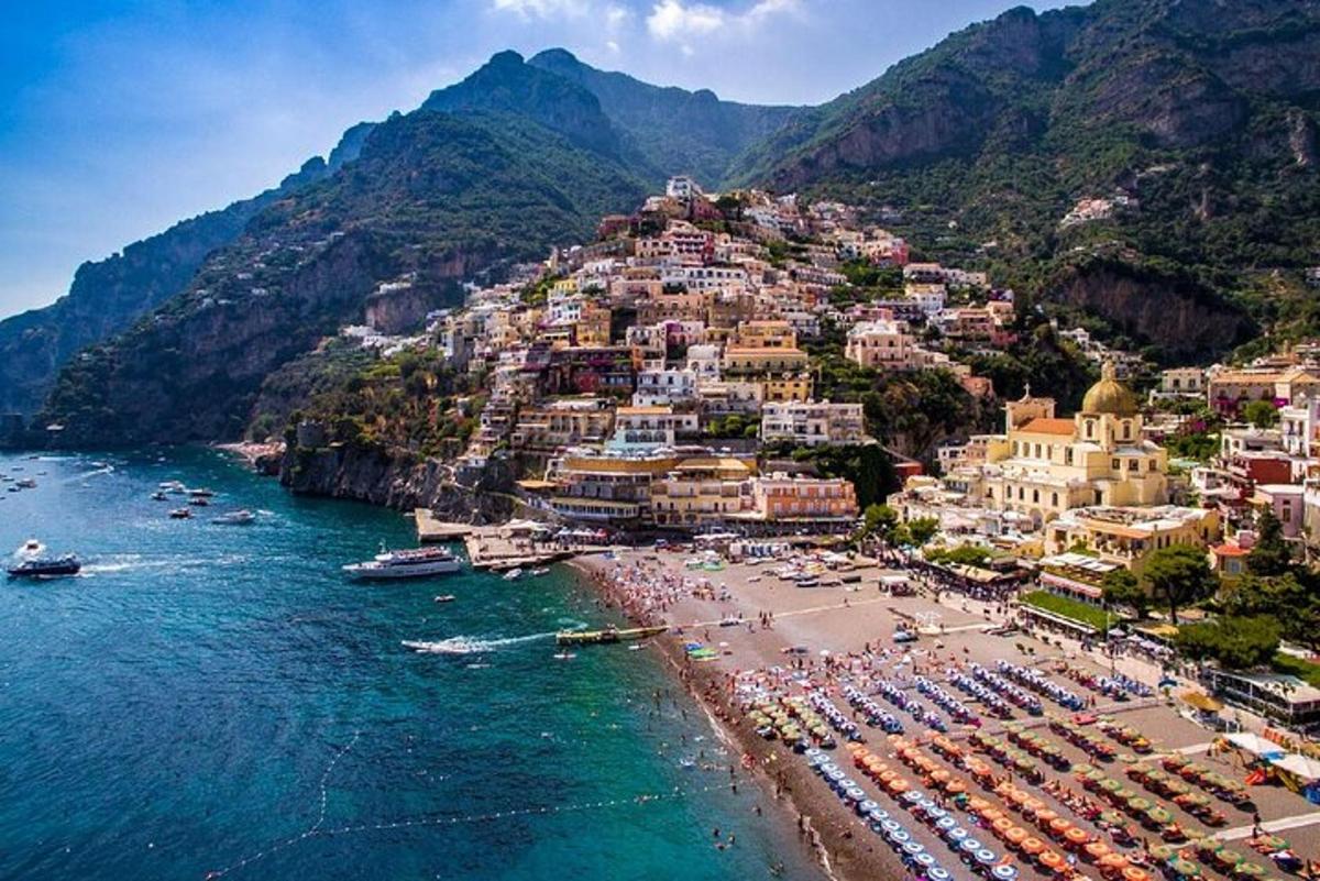 una vista aerea di una spiaggia con un gruppo di edifici