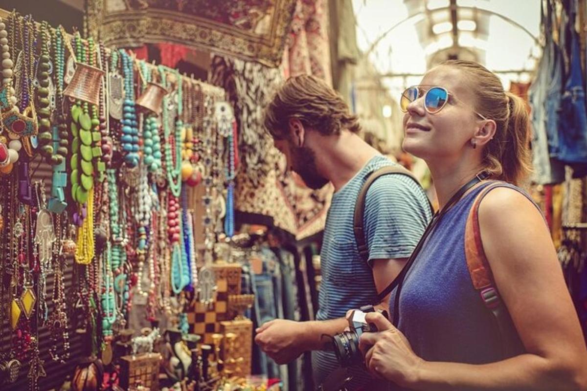 Un hombre y una mujer mirando un expositor en un mercado.