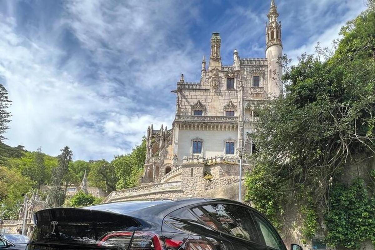vana hoone ees pargitud auto