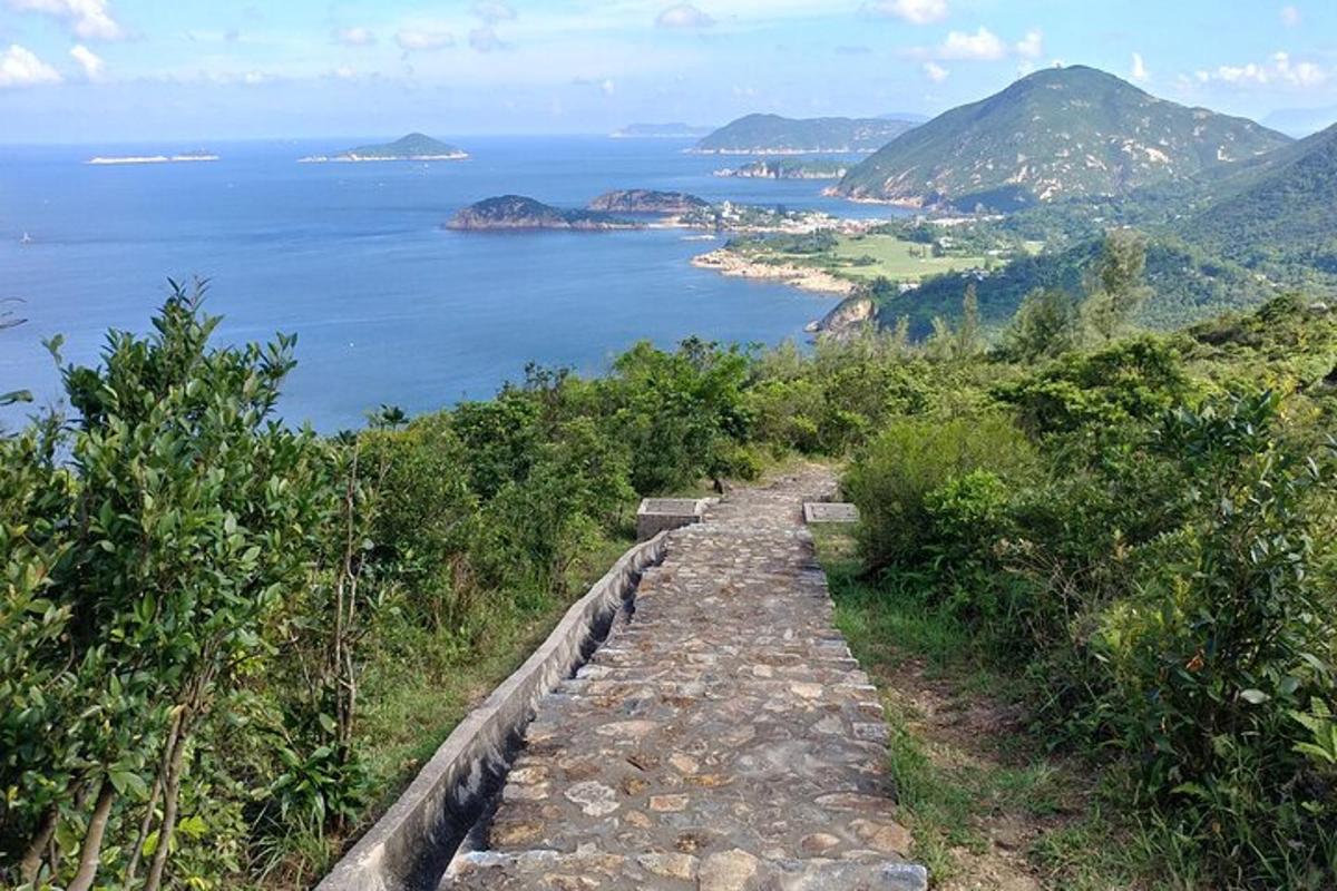 um caminho na encosta de uma colina perto do oceano