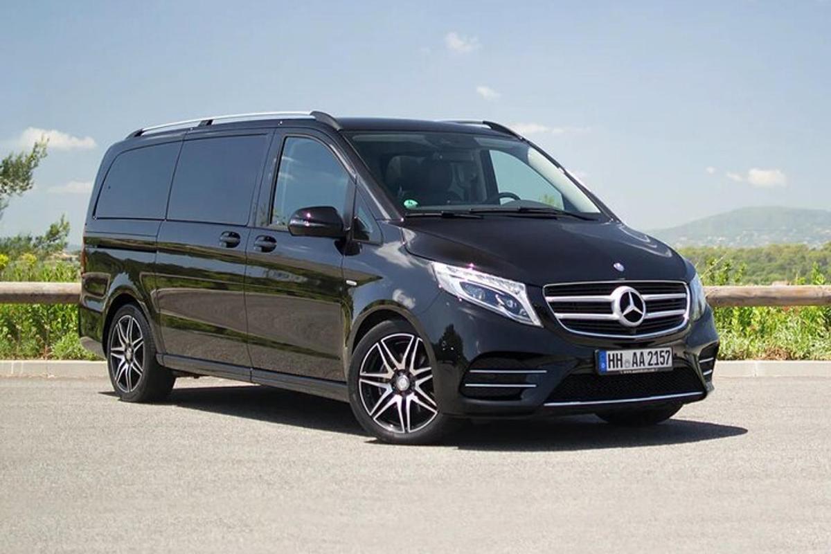 yolda park edilmiş siyah bir mercedes benz minivan