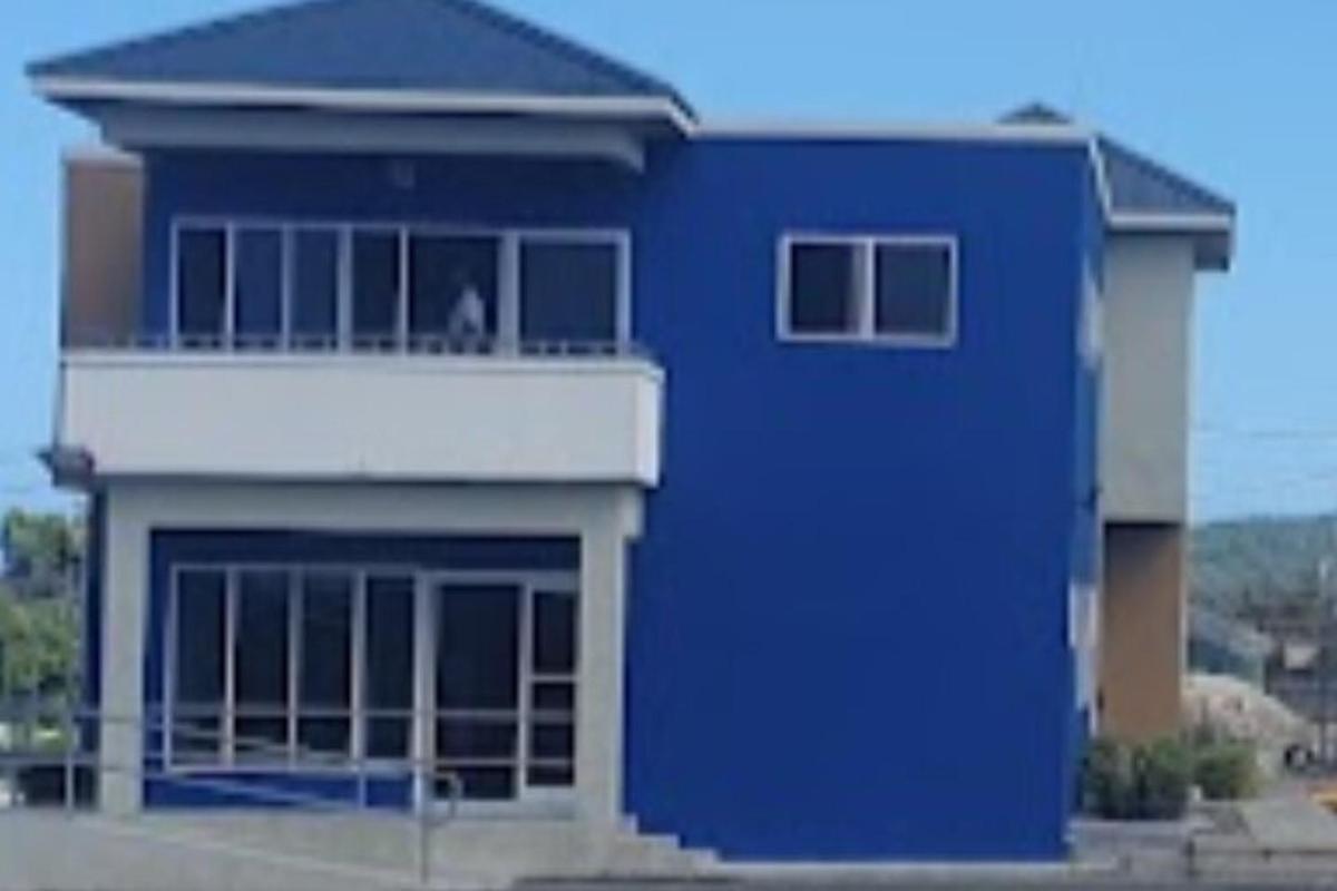 blátt hús með svölum ofan á