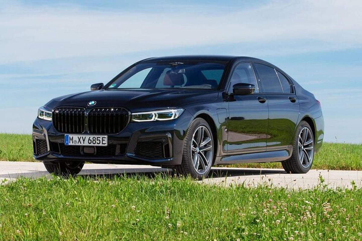 una BMW nera parcheggiata su una strada