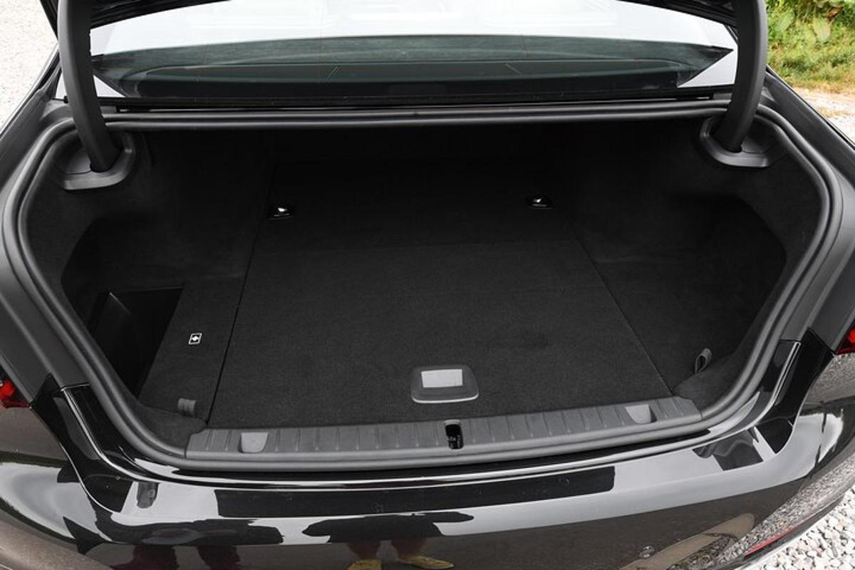 un bagagliaio di un'auto con il bagagliaio aperto