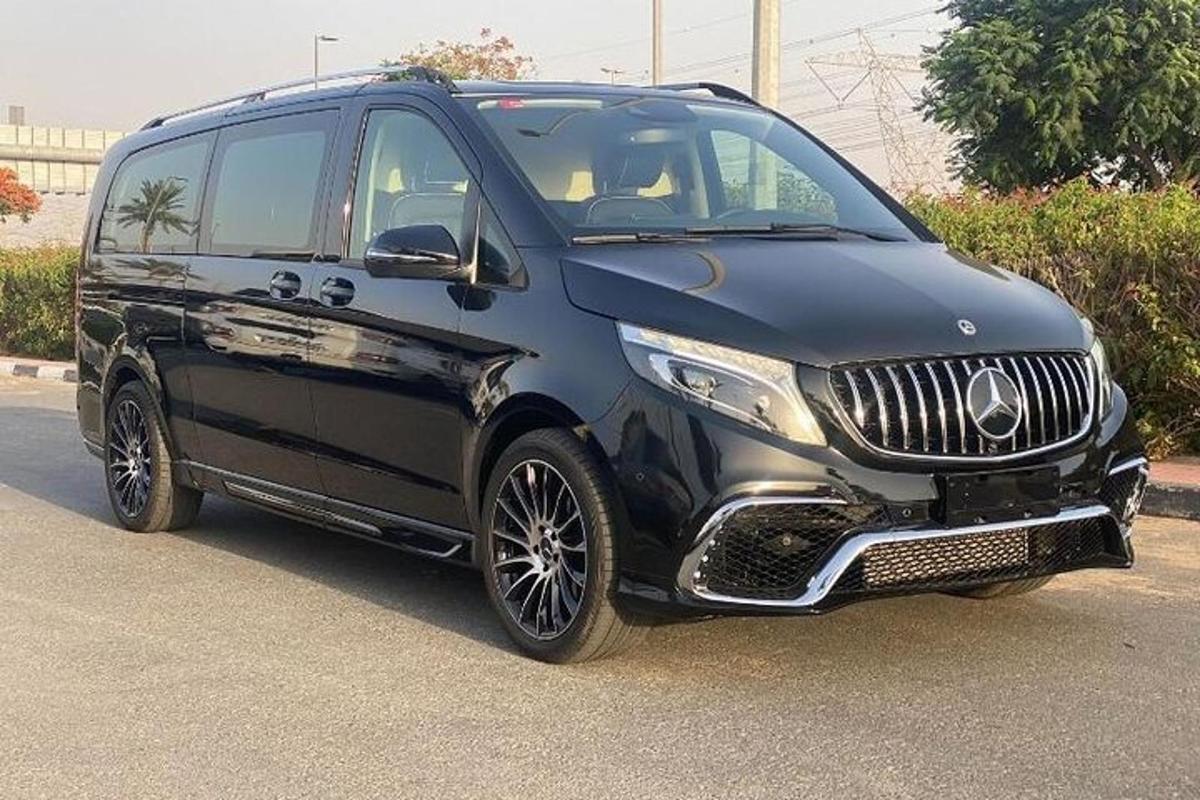 un SUV negru parcat într-o parcare