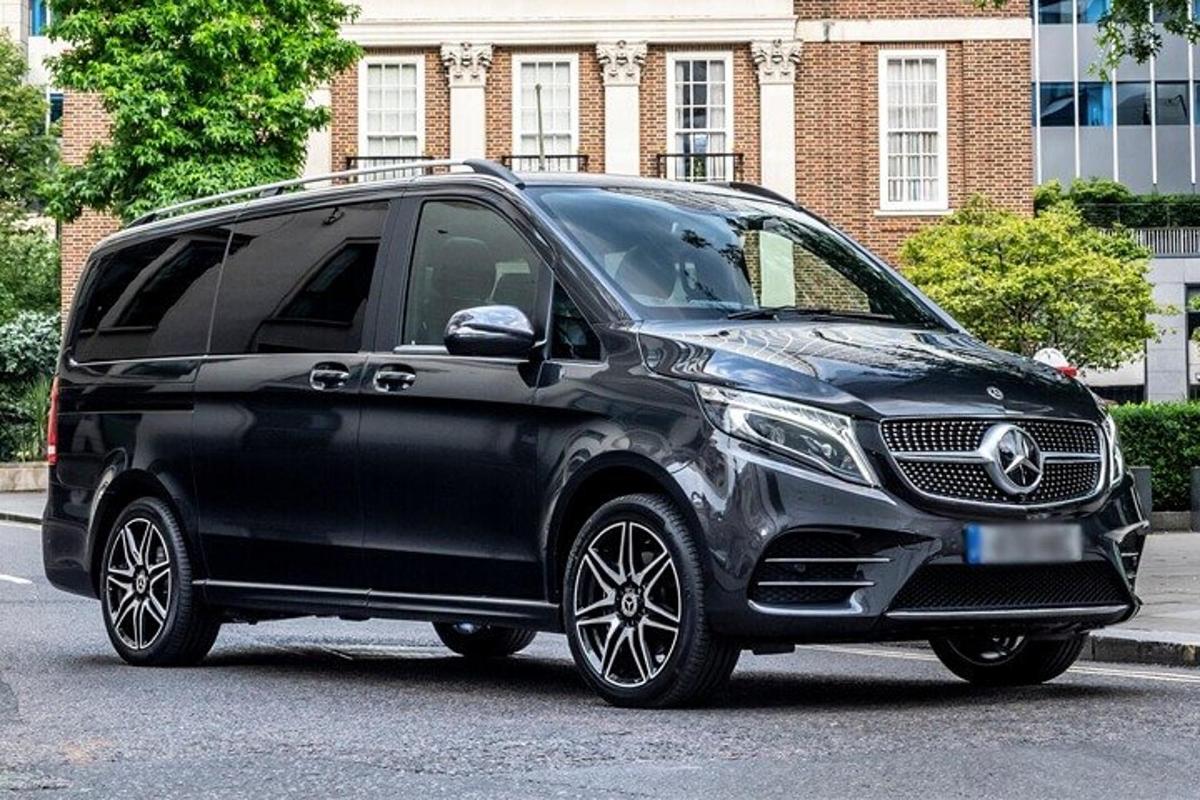 Ένα μαύρο Mercedes-Benz SUV παρκαρισμένο σε έναν δρόμο