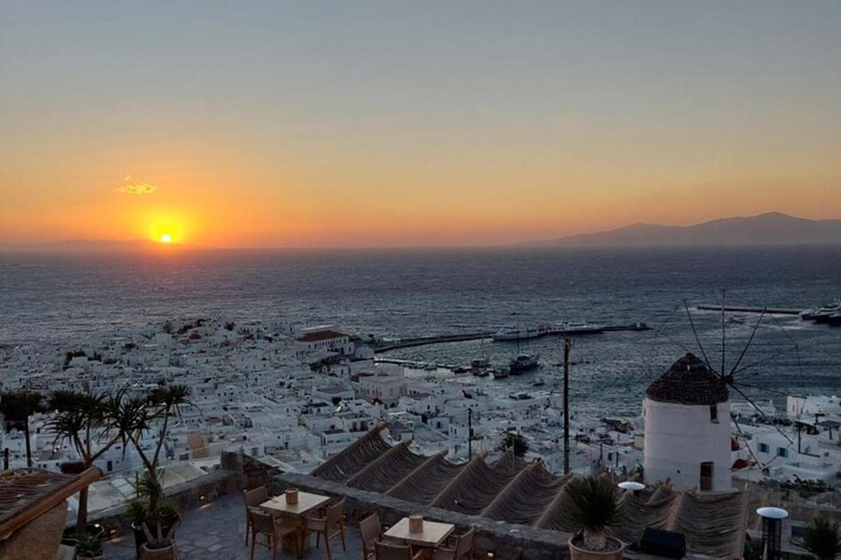 una vista di una città con il sole che tramonta sull'oceano