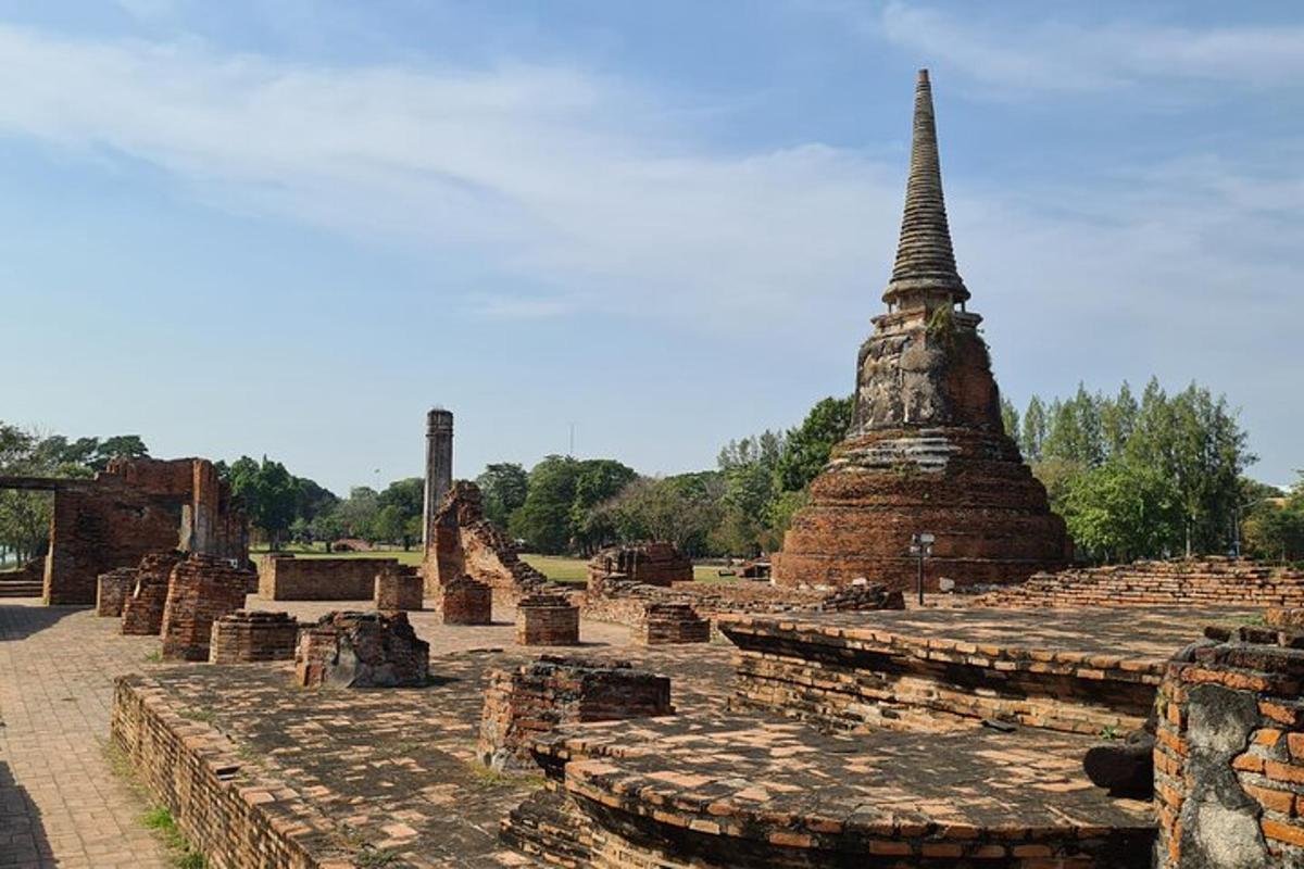 un gruppo di templi con una torre sullo sfondo