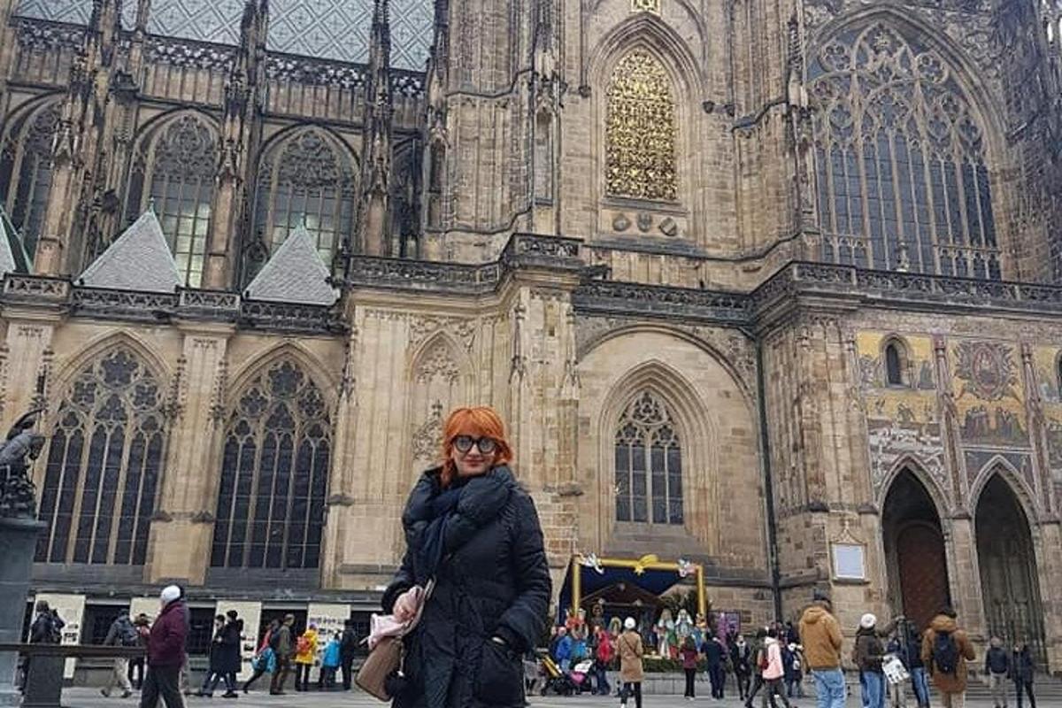 una donna in piedi davanti a una cattedrale