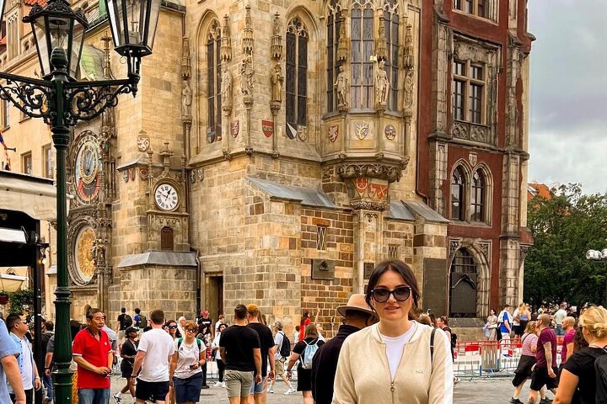 una dona està dreta davant d'un edifici