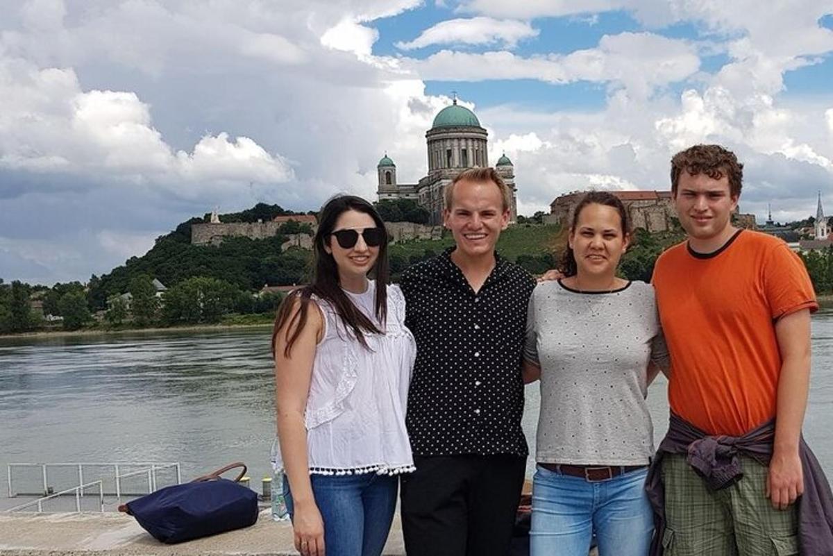 un gruppo di persone in piedi di fronte a un fiume