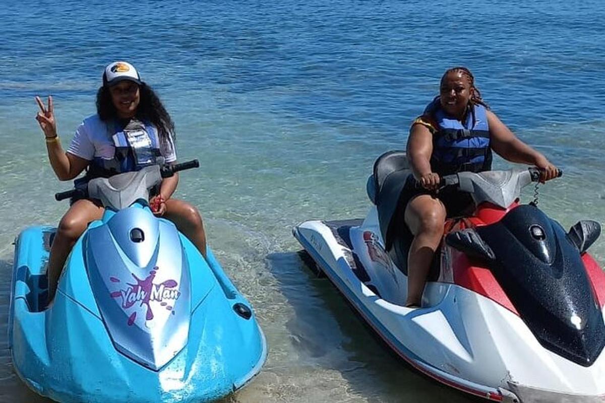 dua wanita menaiki jet ski di dalam air