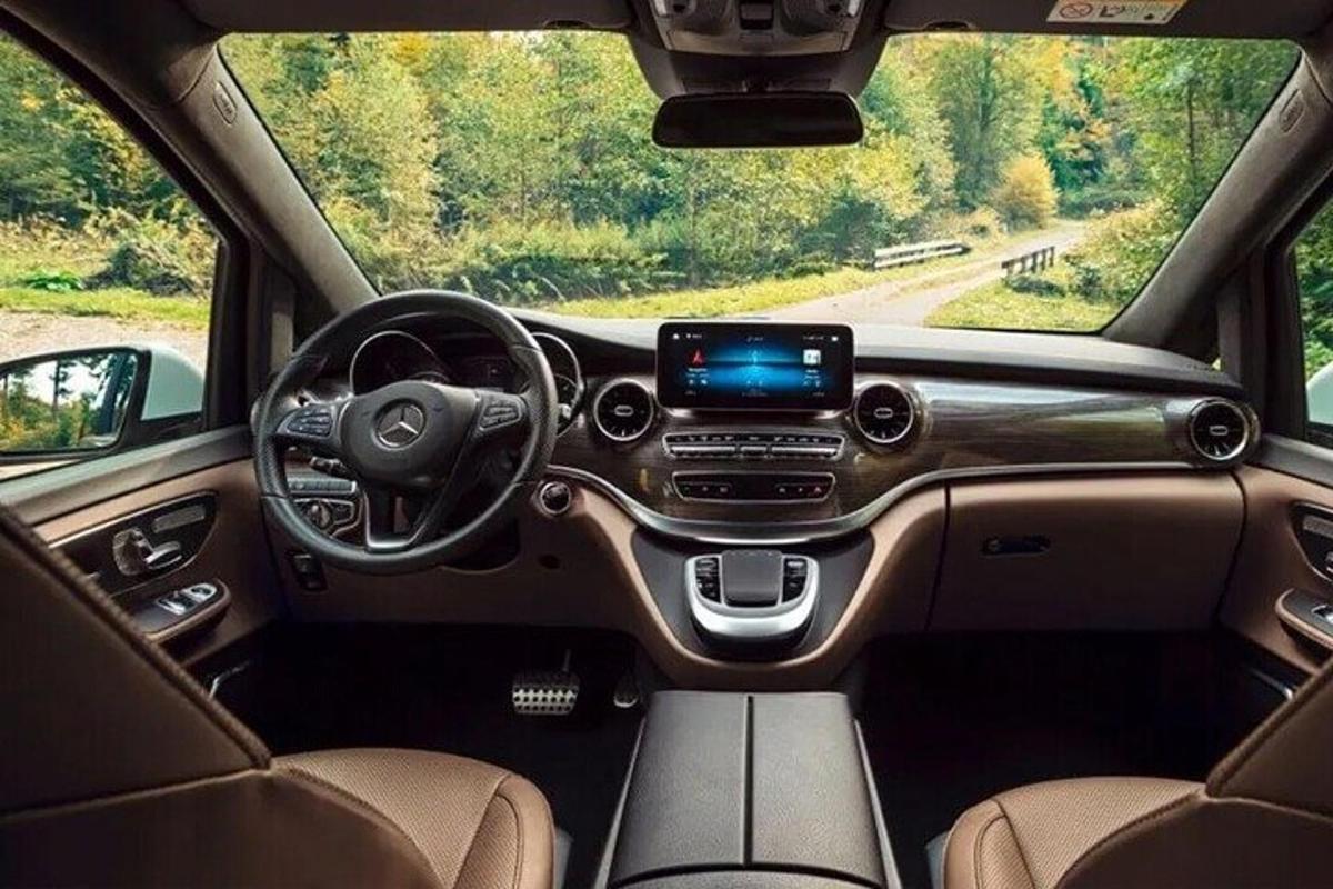 Una vista del interior de un coche con el tablero de instrumentos.