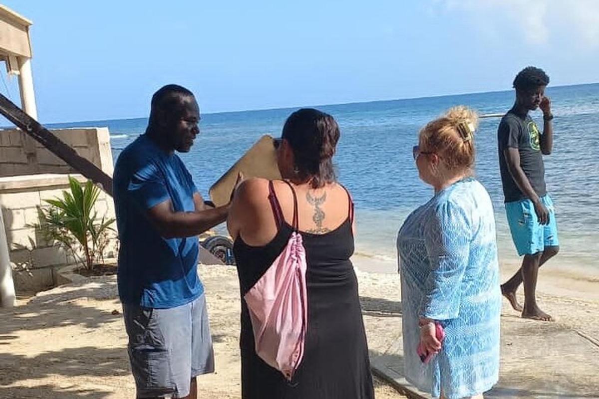 un grup de oameni care stau pe plajă