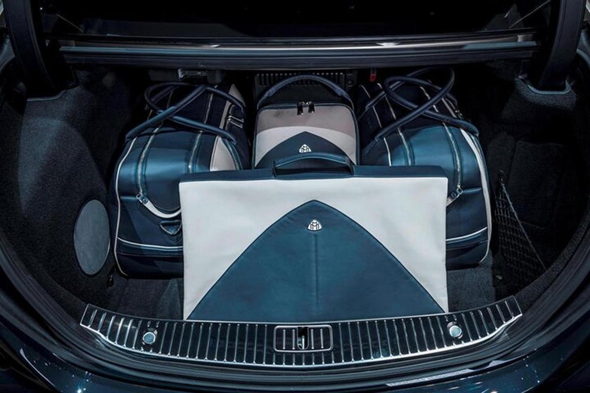 スーツとバッグが入った車のトランク