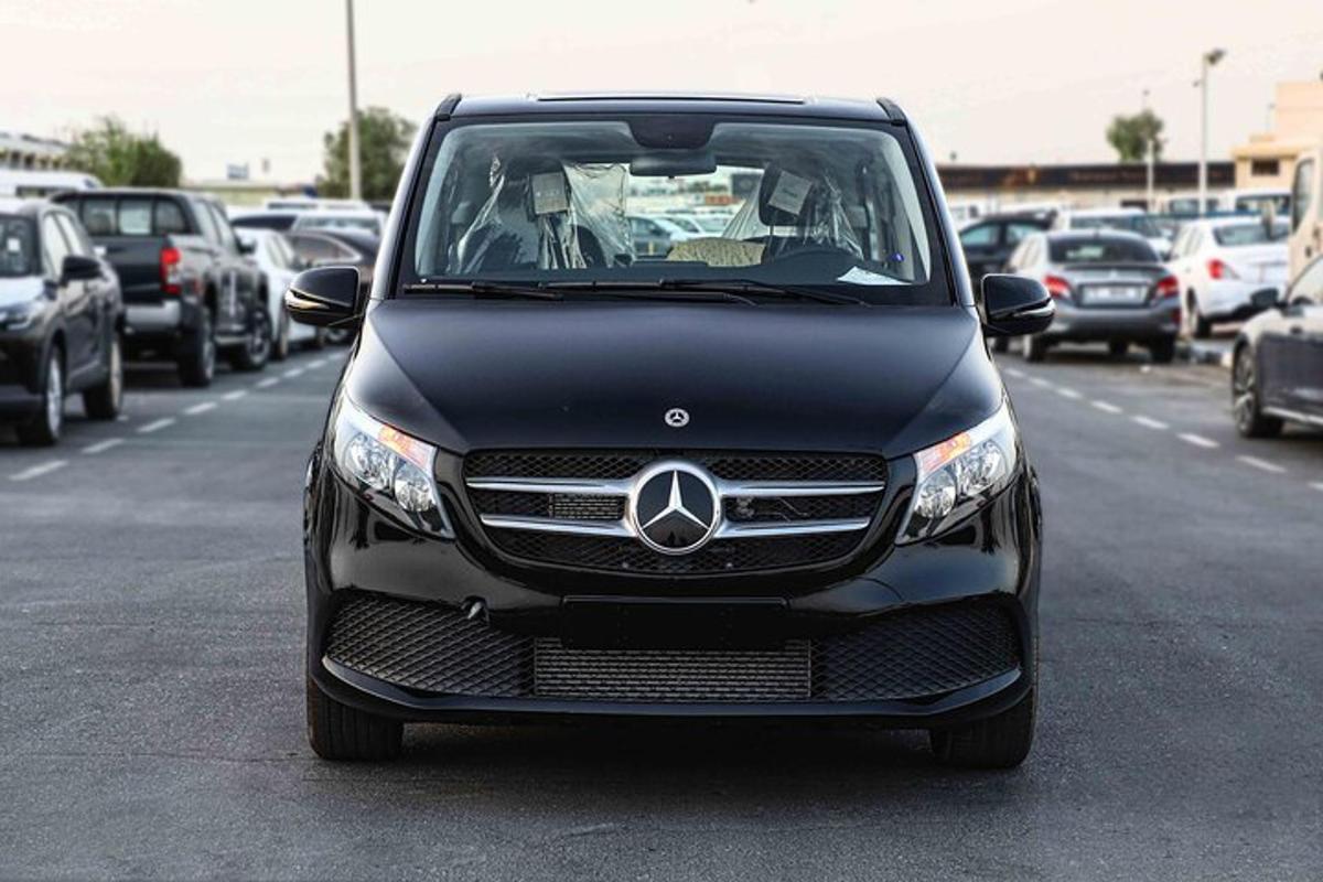 parklas pargitud sõiduauto Mercedes-Benz