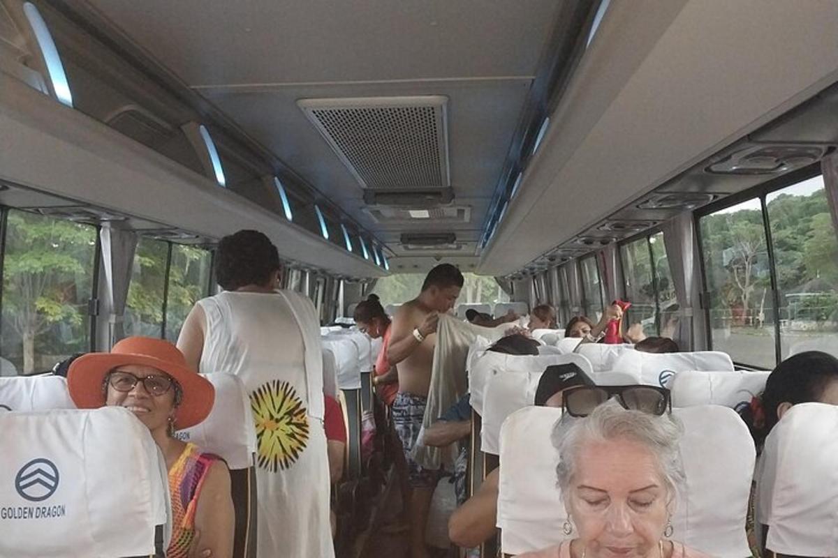 skupina lidí sedících v autobuse