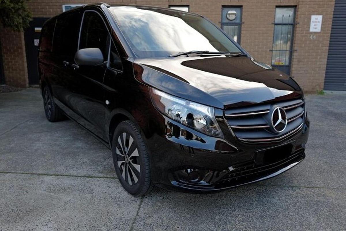 must Mercedes-Benzi auto pargitud parklasse
