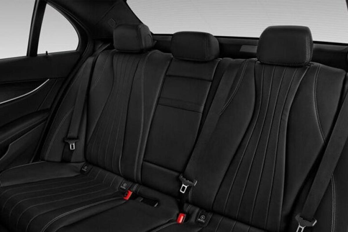 ein Blick auf den Rücksitz eines Autos