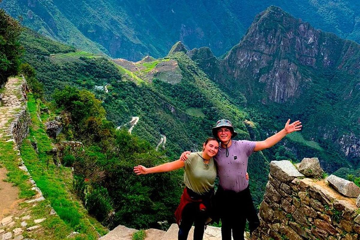 Un hombre y una mujer de pie en la cima de una montaña