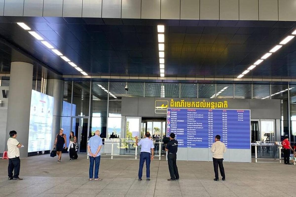група људи која стоји испред аеродрома