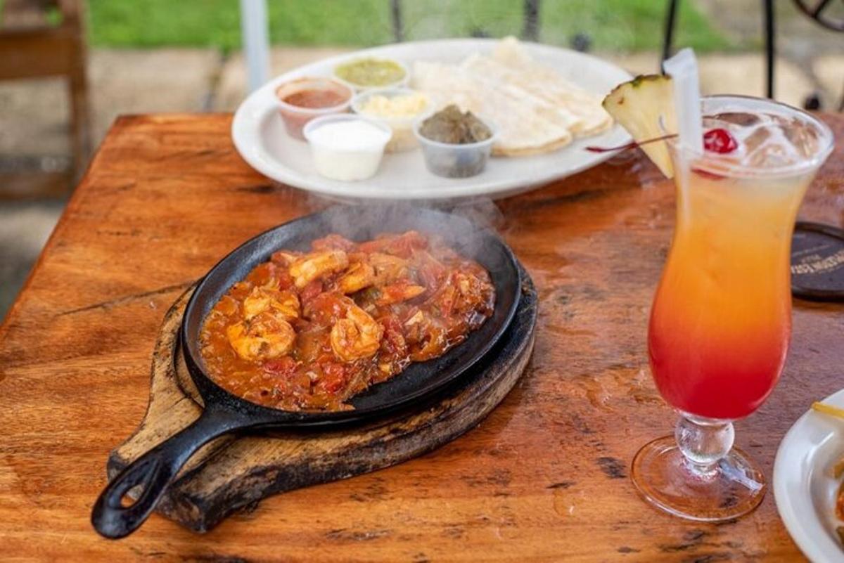 una taula amb un plat de menjar i una beguda