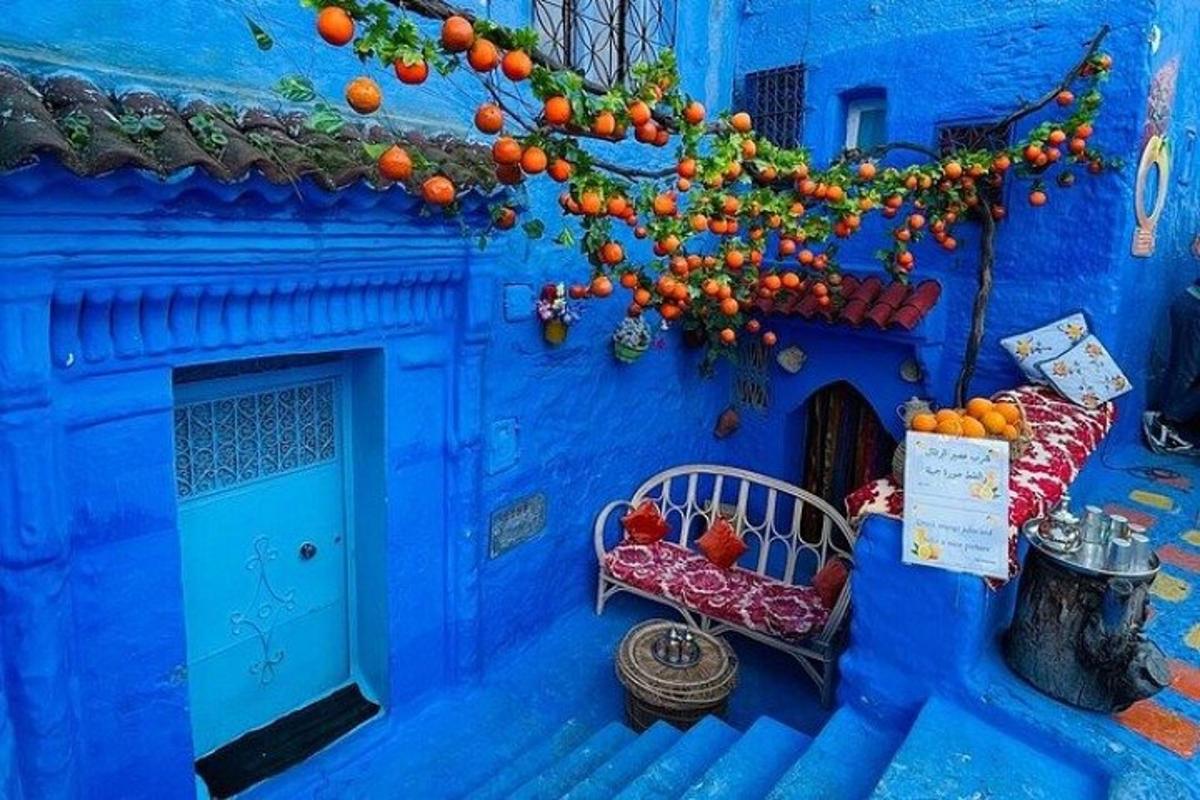 un edificio blu con una porta blu e una panchina