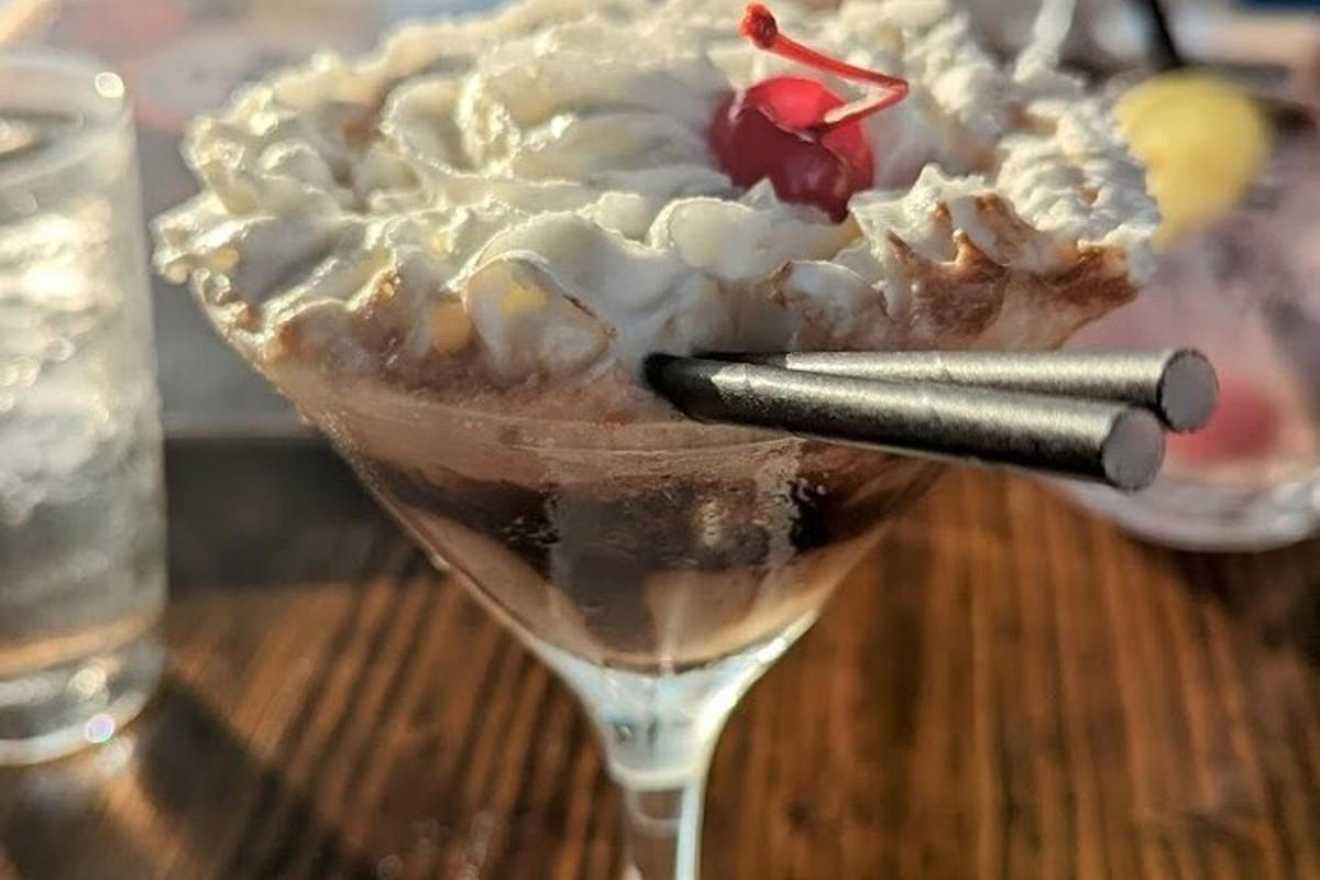 unes postres en una copa de martini sobre una taula