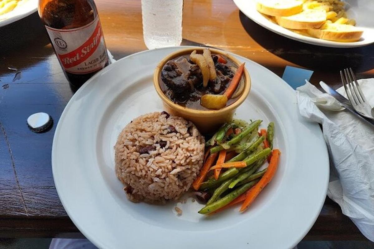 ein Teller mit Essen mit Reis und Gemüse auf einem Tisch