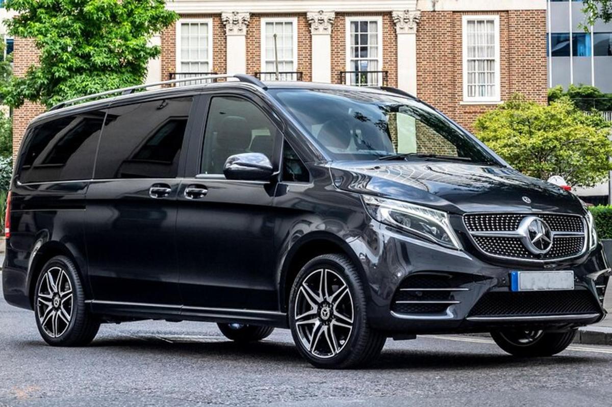tänavale pargitud must Mercedes-Benzi maastur