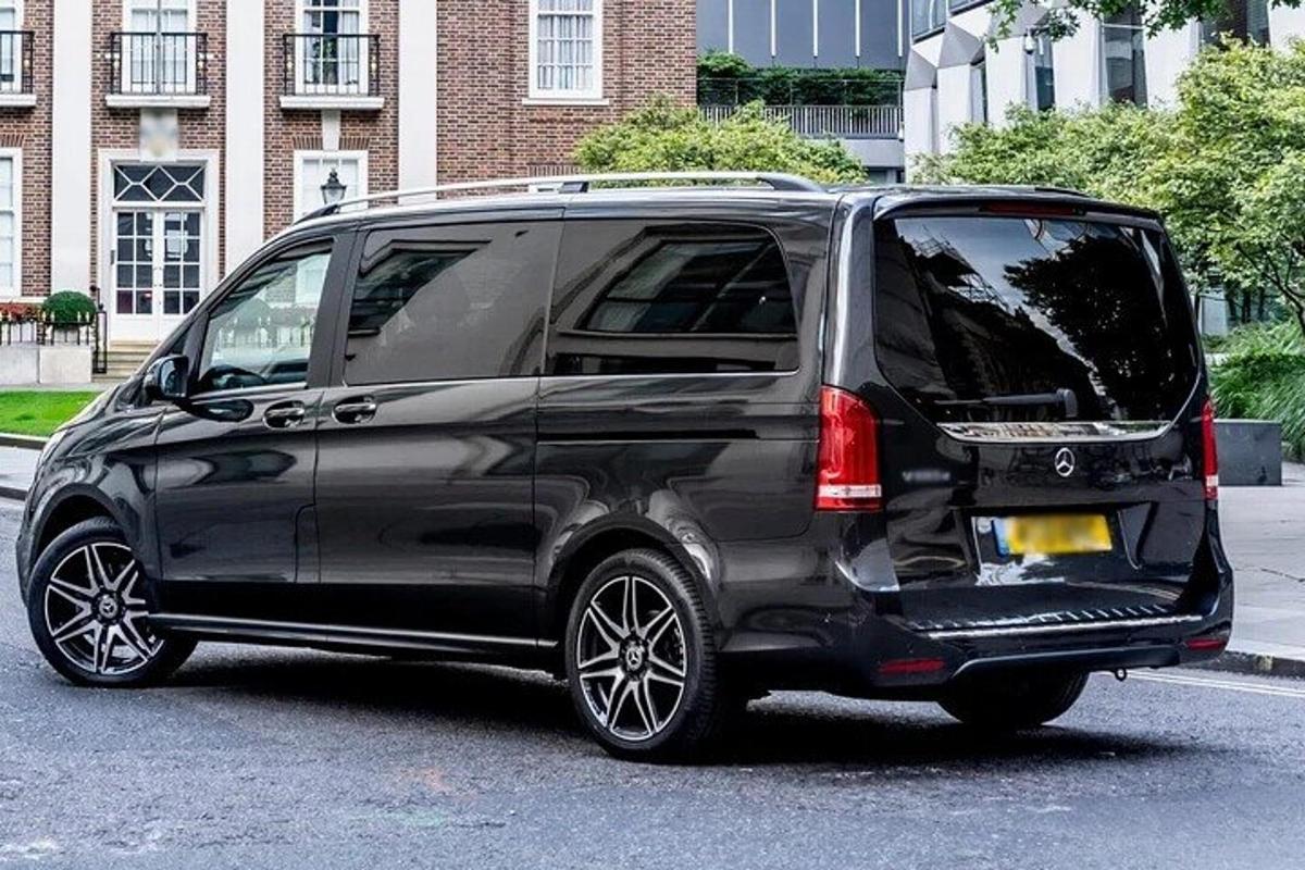 sebuah van hitam diletakkan di tempat letak kereta
