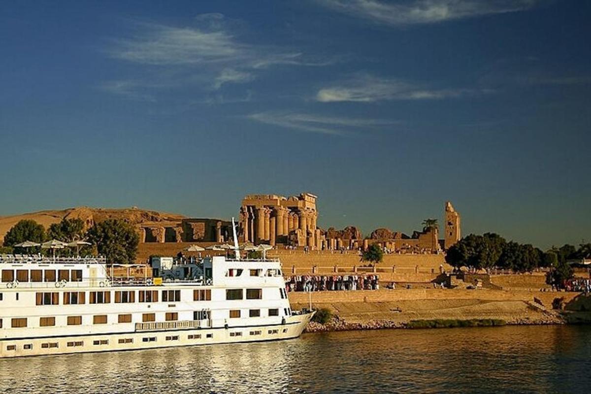 ein Boot im Wasser mit einer Burg im Hintergrund