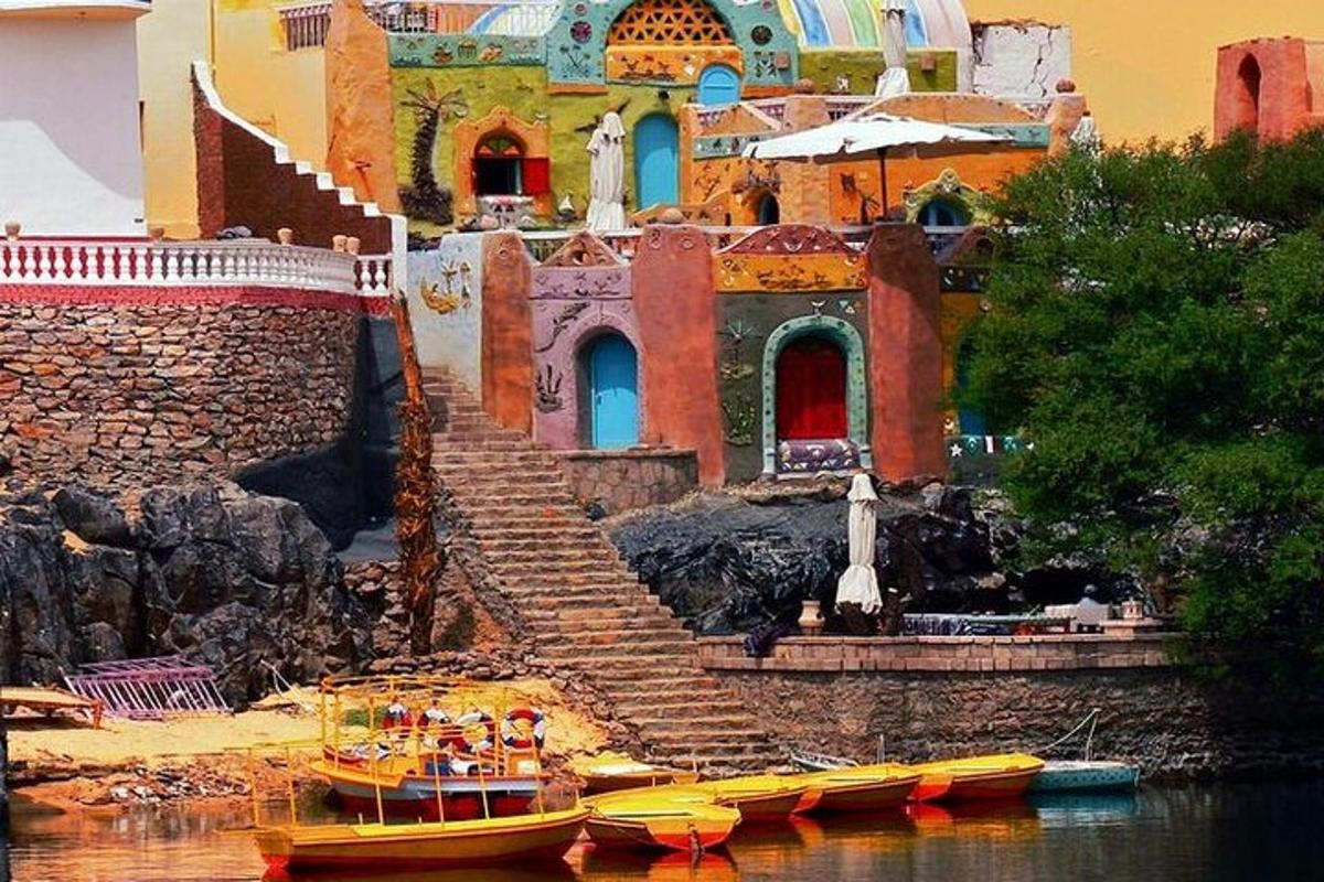 ein Gebäude mit Treppen und Booten im Wasser
