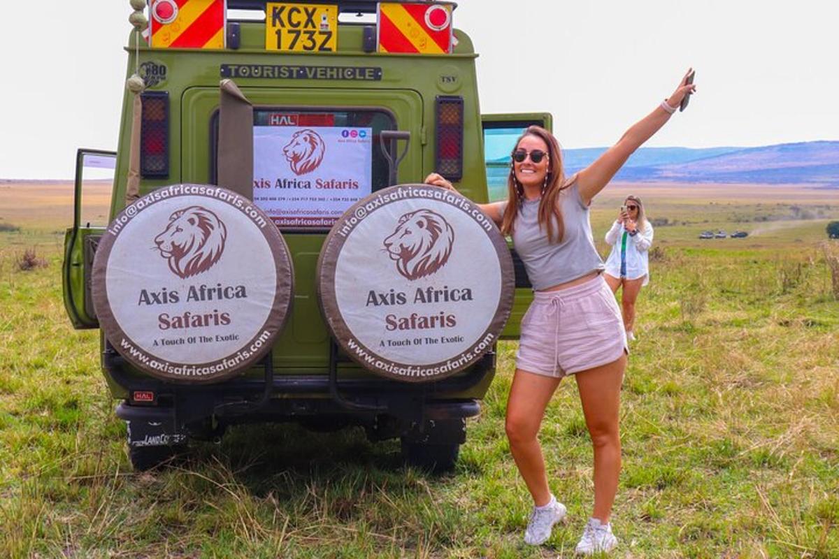 жінка стоїть біля автобуса з табличками