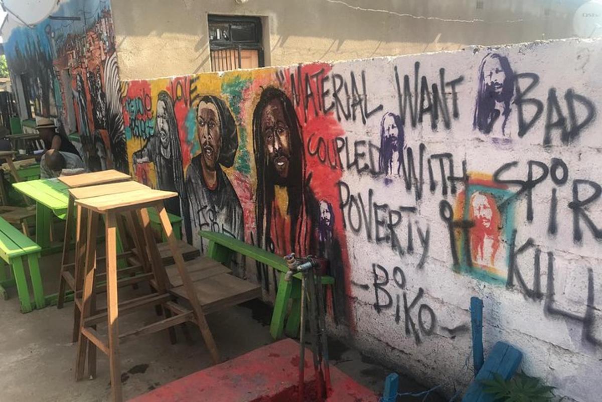 un muro con graffiti sul lato