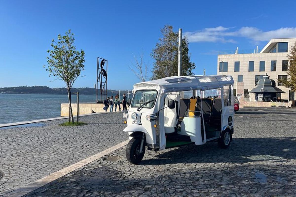 um pequeno veículo branco estacionado em uma rua