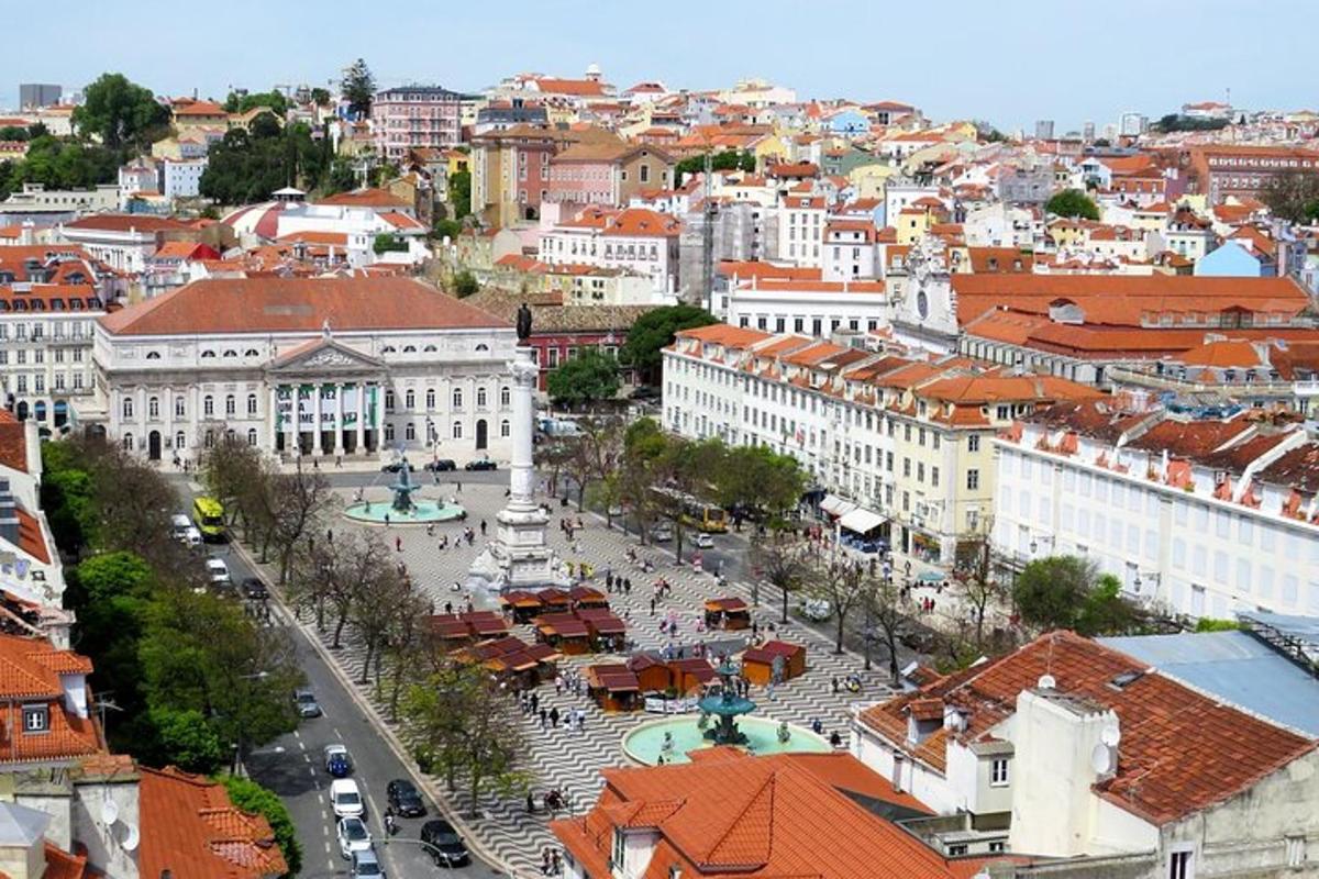 uma vista aérea de uma cidade com edifícios