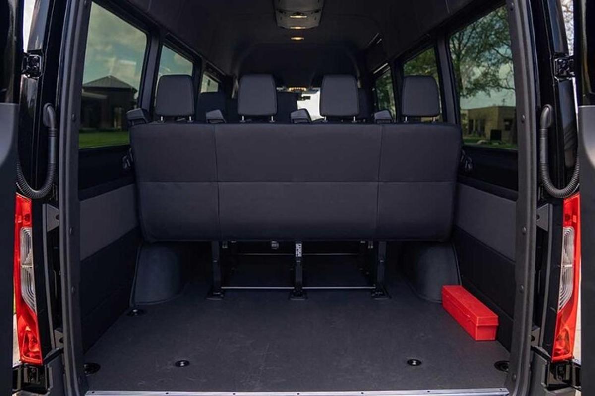 bagian belakang mobil van hitam yang terbuka