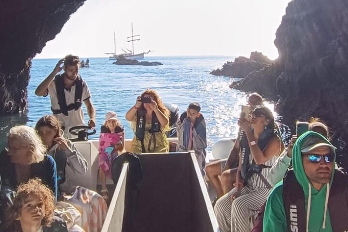 un gruppo di persone su una barca in acqua