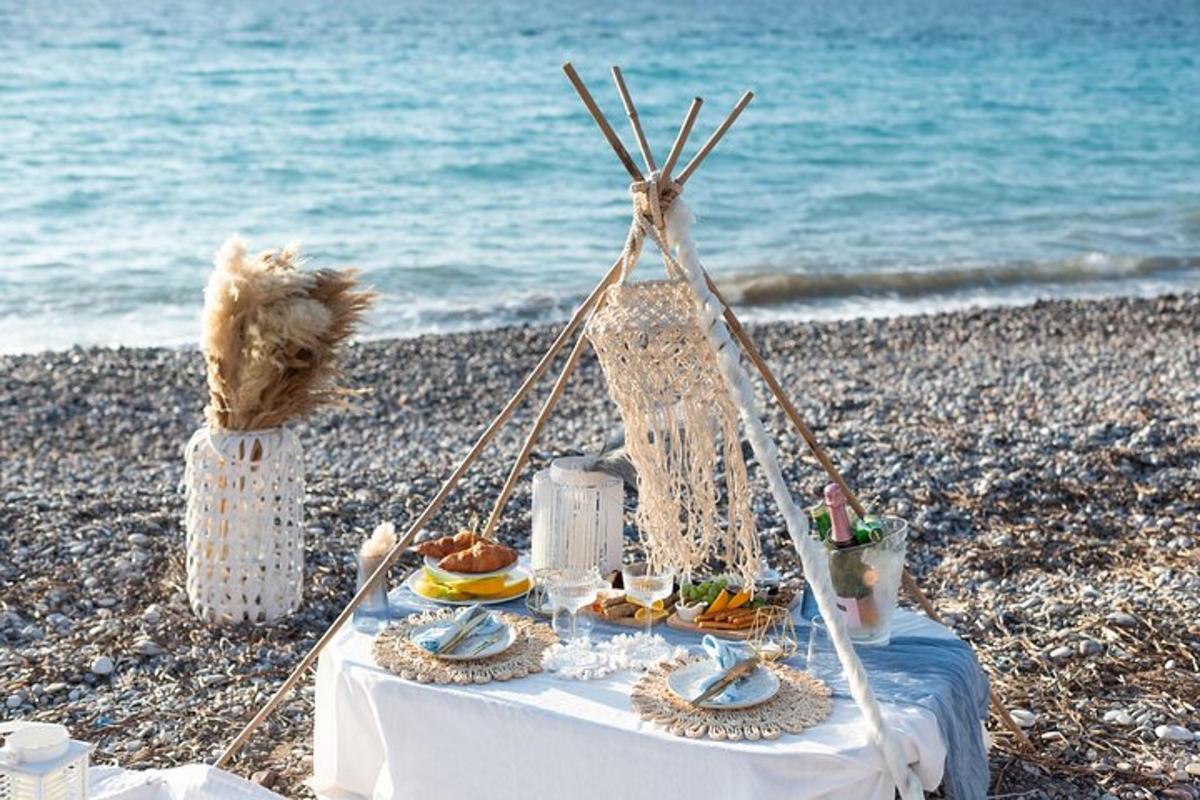 ένα τραπέζι στην παραλία με φαγητό πάνω του