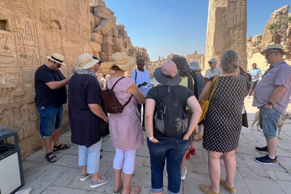 un grupo de personas de pie cerca de una pared