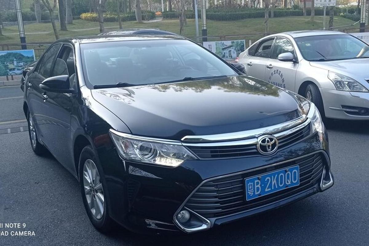 černé auto zaparkované na parkovišti