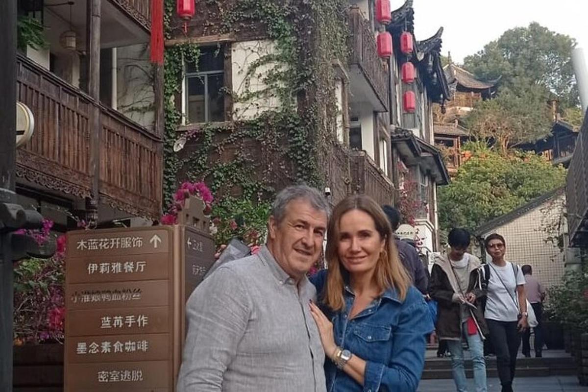 muž a žena stojící na ulici