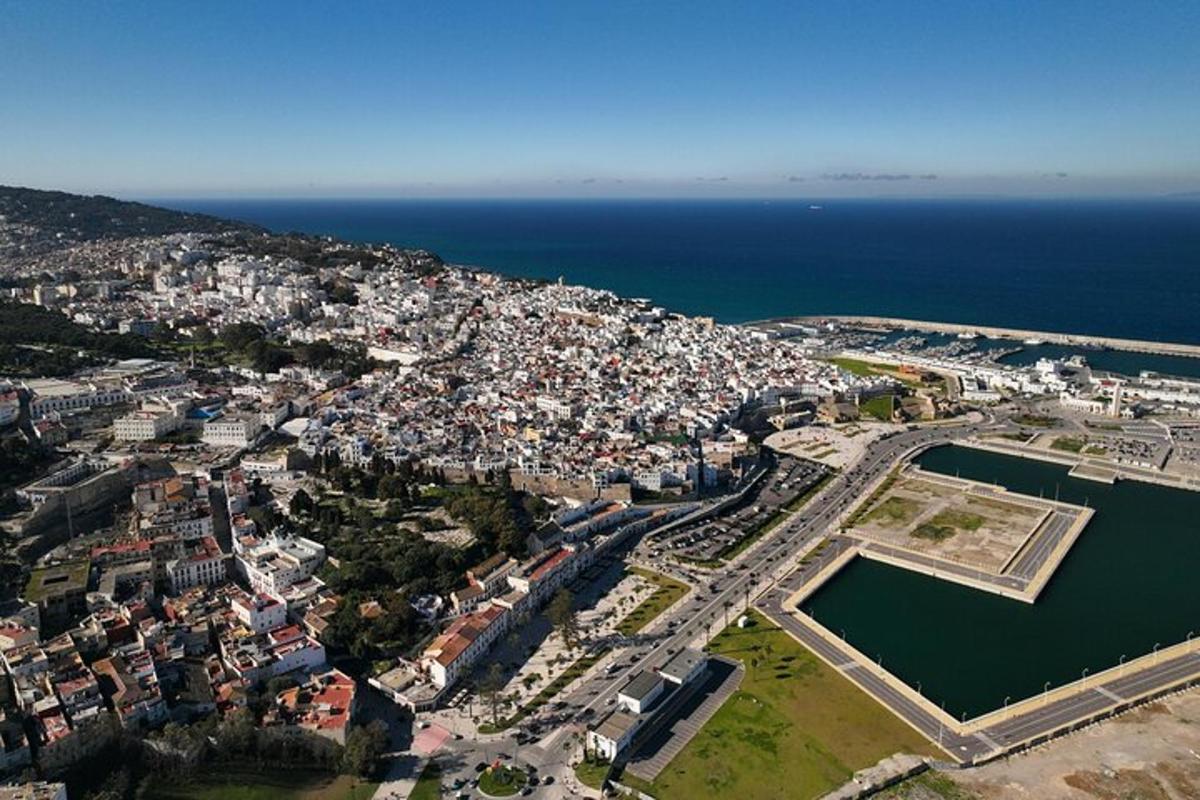 una vista aerea di una città vicino all'oceano