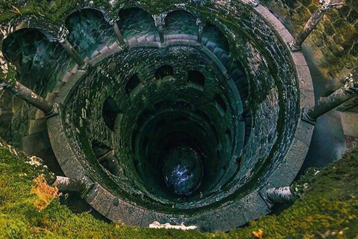 spirálový tunel s modrým míčem uprostřed