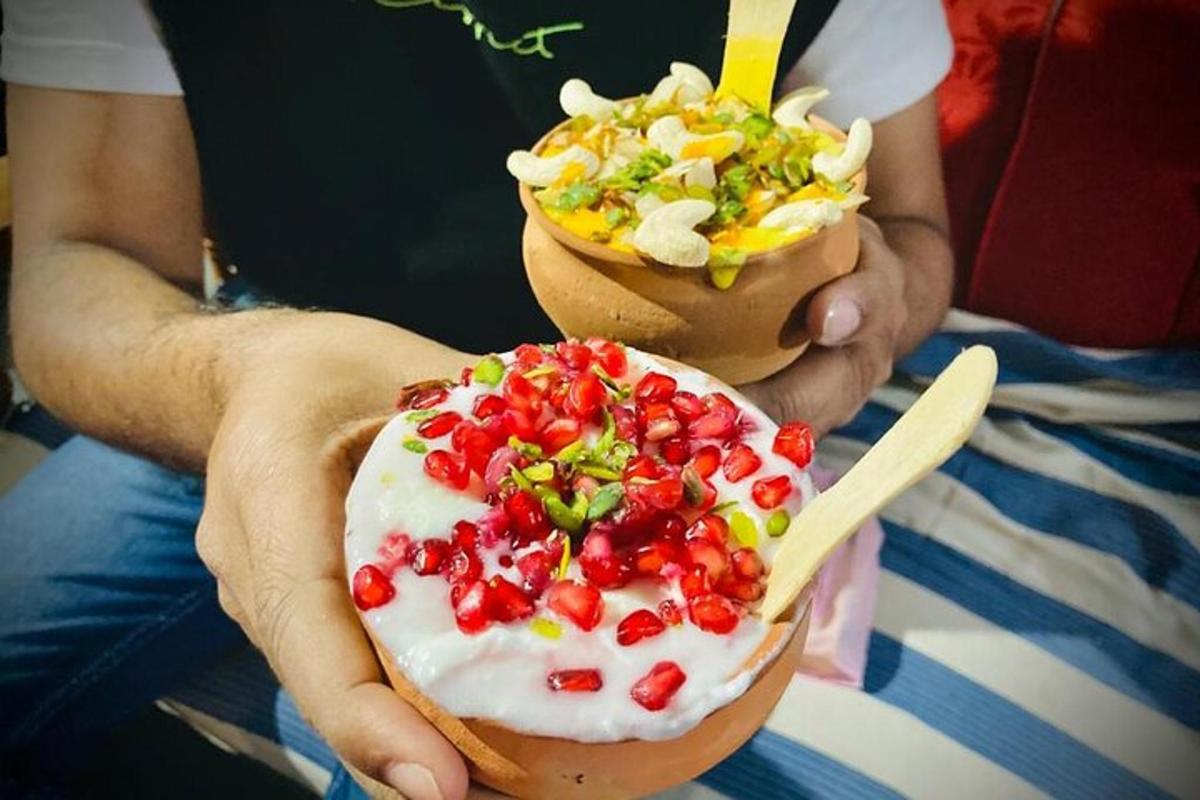 en person holder en dessert med granatæbler på