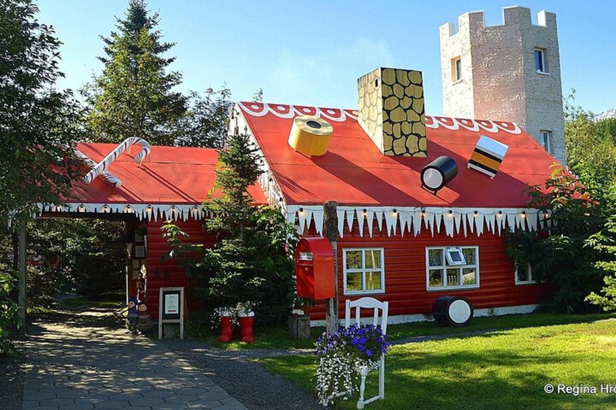rumah merah dengan atap merah dan menara