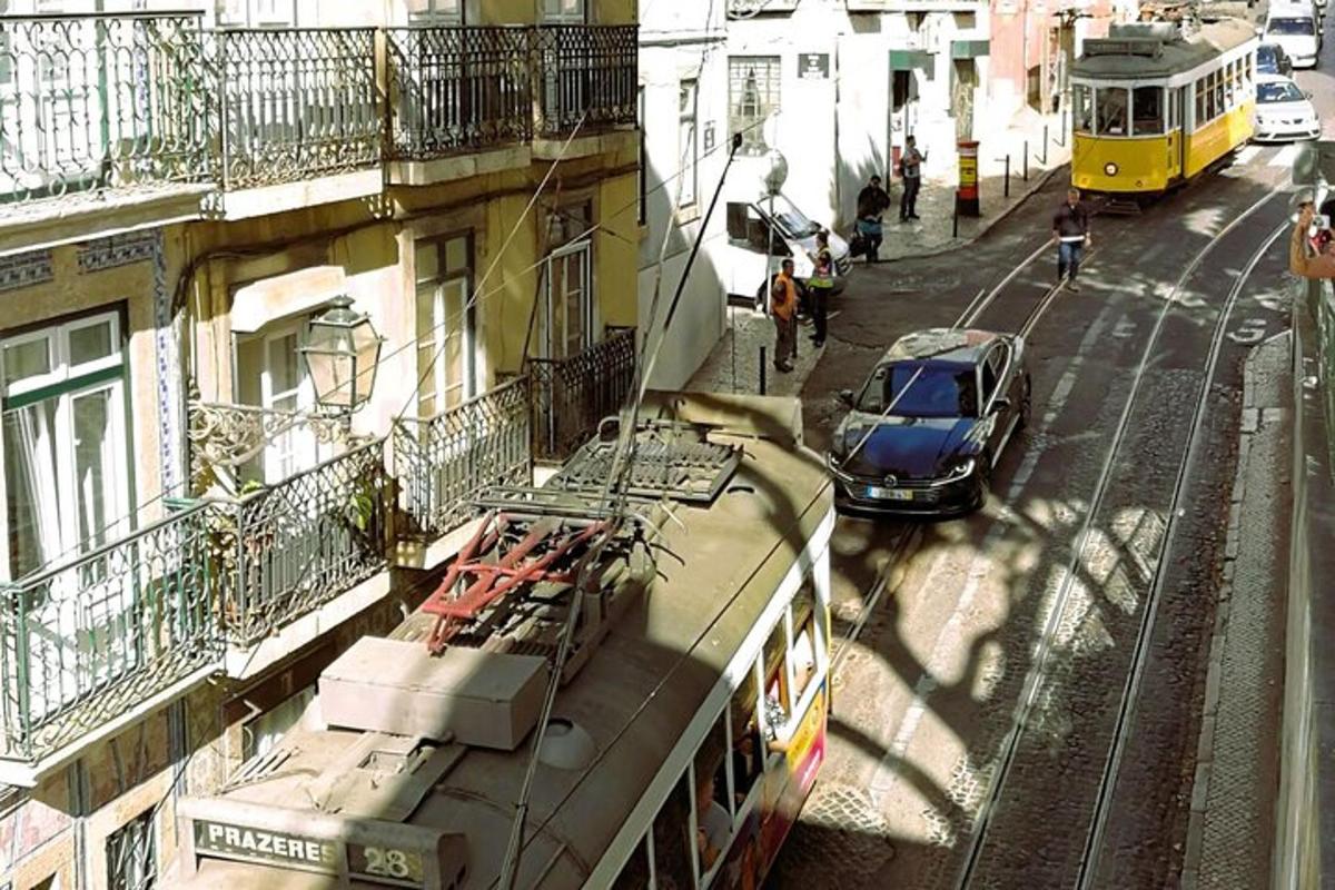 ein Bus ist auf einer Stadtstraße mit einem Auto geparkt