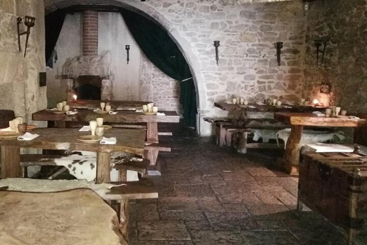 istaba ar koka galdiem un ķieģeļu sienu